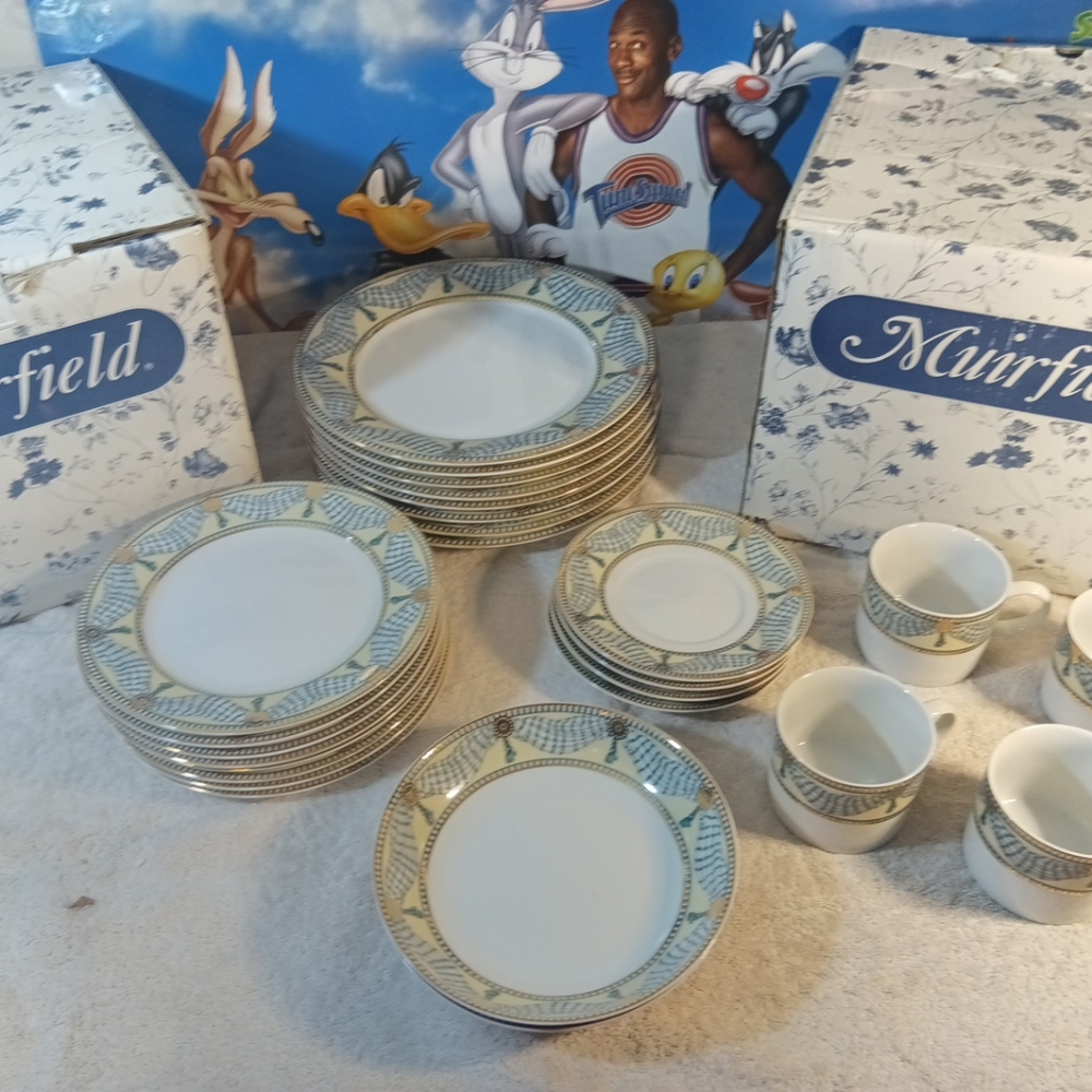 Merfield Porcelain China Set (Gold & Green Drapery) - 26-Piece Collection - Set